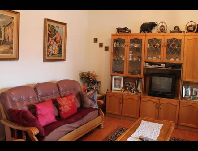 6 BEDROOM HOUSE FOR SALE IN BEZUIDENHOUT VALLEY